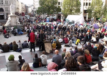 Londres-23 de OCT: Protesta de manifestantes anticapitalistas y campamento en el famoso cementerio de St Pauls en