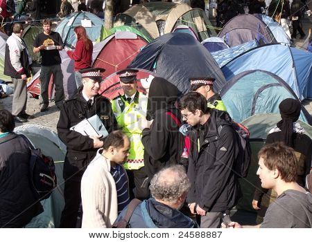 Londres-23 de OCT: Protesta de manifestantes anticapitalistas y campamento en el famoso cementerio de St Pauls en