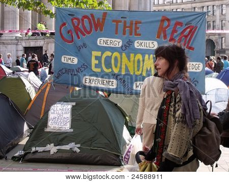 Londres-23 de OCT: Protesta de manifestantes anticapitalistas y campamento en el famoso cementerio de St Pauls en