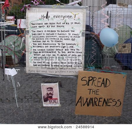 Londres-23 de OCT: Protesta de manifestantes anticapitalistas y campamento en el famoso cementerio de St Pauls en