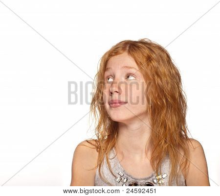 Mladá dívka na bílém pozadí