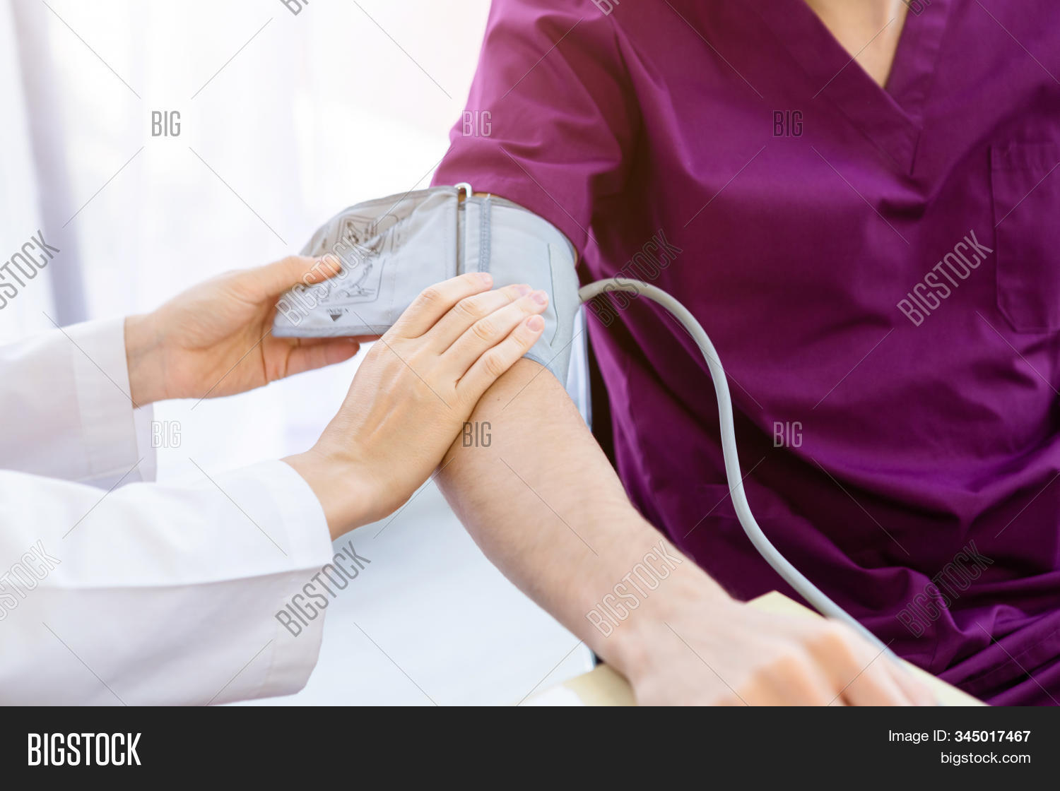 Болит голова при повышении давления. Капельница фон. Внутривенная капельница. Повышает ли давление капельница. Что можно сделать при высоком давлении.