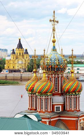Farverige kupler Stroganov kirke og domkirken Nevsky