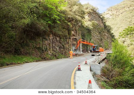 Costruzione della strada. lavoro per espandere la strada