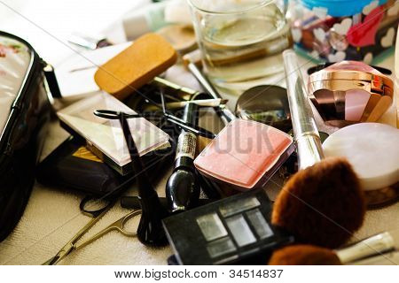 Muitos cosméticos profissionais para maquiagem