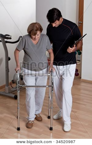 Terapeuta ayuda paciente usar Walker.