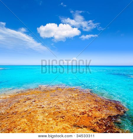 Formentera Es Calo spiaggia con mare turchese nel Mediterraneo Isole Baleari