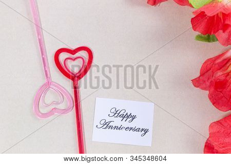 The Plastic Heart Pairs With The Happy Anniversary Card, With Many Flowers, Brown Background