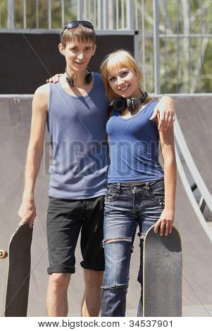 Teen Skater mit Boards im Skatepark