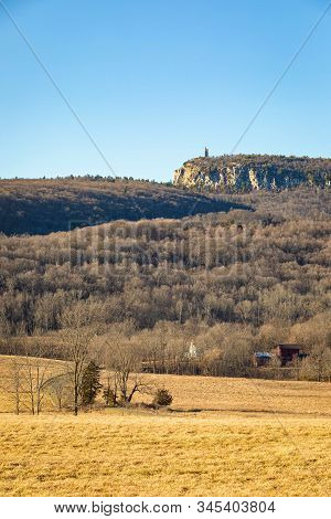 Skytop Tower And Eagle Cliff, Mohonk Preserve, Upstate New York, Usa