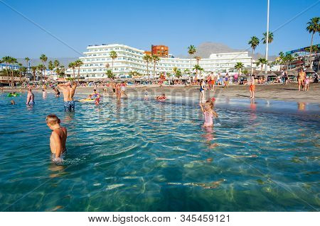 Canary Island Tenerife, Spain - 26 Dec, 2019: Tourists And Children Are Relaxing And Playing In The 