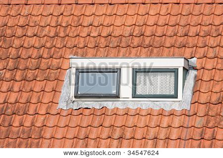 Typowy holenderski dachu z facjatki i kwadratu Windows