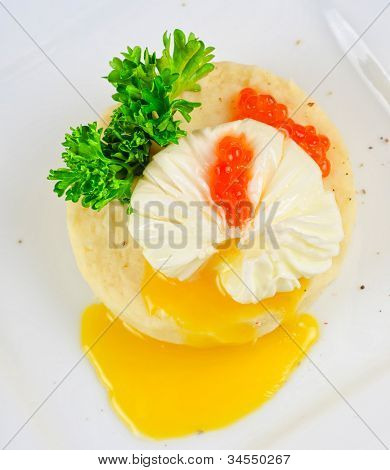 uova in camicia in un purè di patate con verdure e caviale