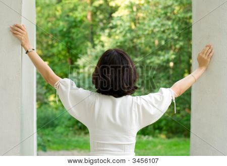 하얀 드레스를 입고 창 밖을 바라보는 여자