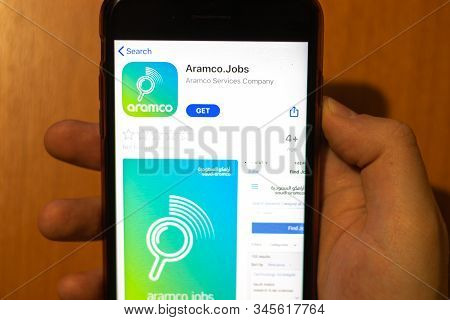 Los Angeles, California, Usa - 17 January 2020: Mobile Phone In Hand With Aramco Jobs App Logo On Sc