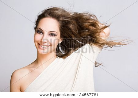 Nádherná brunetka mladá žena.