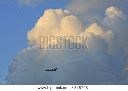 Avião nas nuvens