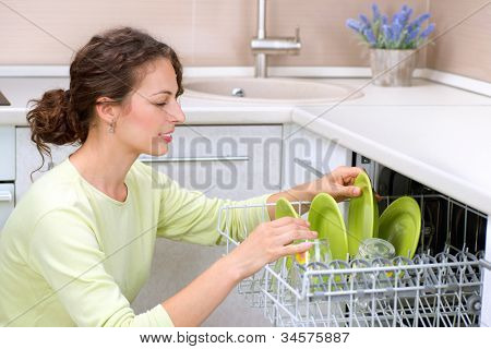 Spülmaschine. Junge Frau in der Küche, die Hausarbeit. Wash-up