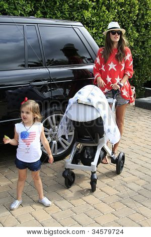 MALIBU - 4 de JUL: Modelo Alessandra Ambrósio leva filha Anja, filho de Noé fora para um passeio em Malibu em 