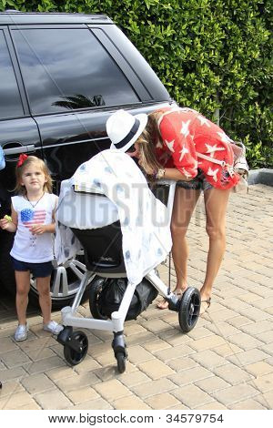 MALIBU - 4 de JUL: Modelo Alessandra Ambrósio leva filha Anja, filho de Noé fora para um passeio em Malibu em 
