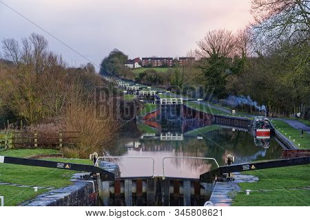 Winter Evening At Main Flight Of Caen Hill Locks On The Kennet & Avon Canal, Devizes, Wiltshire 
Vie