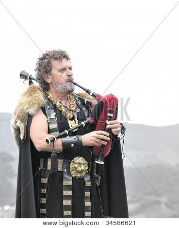 ASTURIAS, Hiszpania - 21 sierpnia: Być Celtic piper dudy w reprezentacji bitwy.