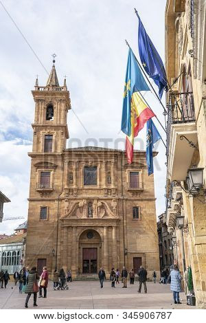 Oviedo, Principality Of Asturias, Spain - January 16, 2020: Plaza De La Constitucion, City Hall And 