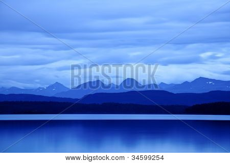 Blå twilight på Moldefjord i Norge
