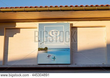 Hossegor , Aquitaine  France - 01 02 2022 : Rip Curl Text Brand And Logo Sign For Shop Of Facade Sur