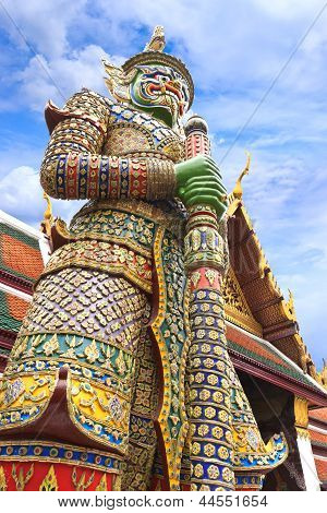 Demone guardiano al Wat Phra Kaew, il tempio del Buddha di smeraldo, Bangkok, Thailandia