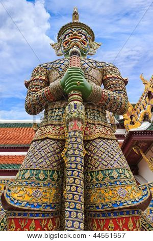 Demone guardiano al Wat Phra Kaew, il tempio del Buddha di smeraldo, Bangkok, Thailandia