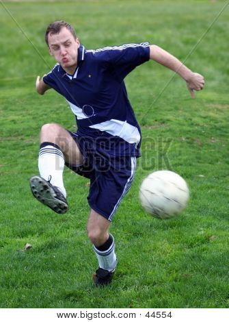 Bir topu isabet futbolcu