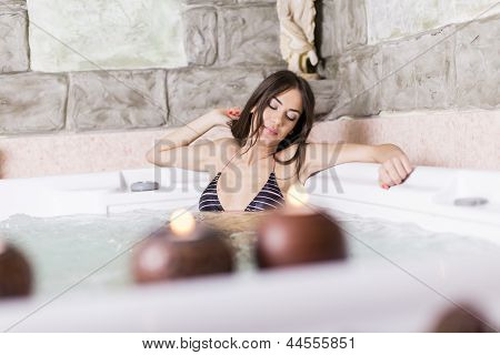 Žena v horké vaně