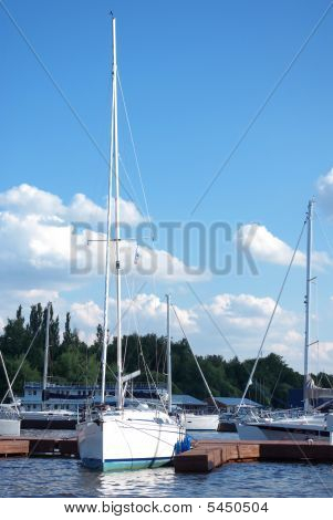 Jacht Dockage do przystani w klub żeglarski