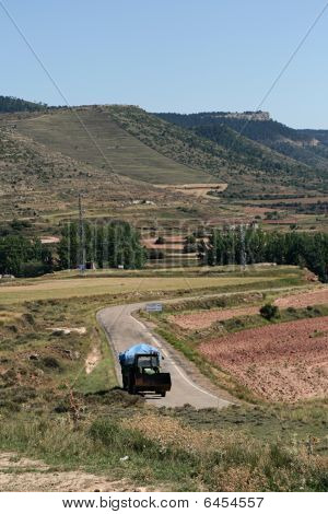 Viejo Tractor para trabajar la madera en las montañas