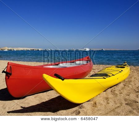 Kanoer på stranden