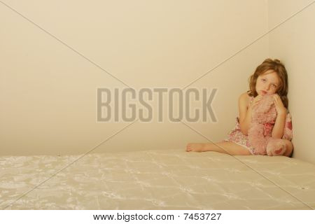 어린 아이 찾고 슬픈