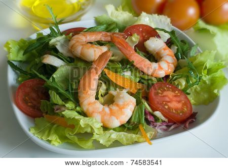 Prawn salad with mixed greens, tomatoes, peppers and king-size shrimp