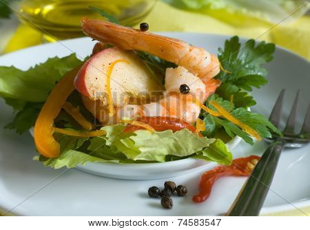Prawn salad with mixed greens, peppers and king-size shrimp