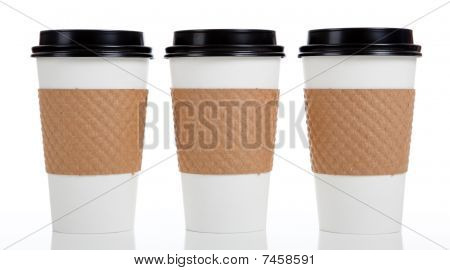 Række papir kaffe kopper på hvid
