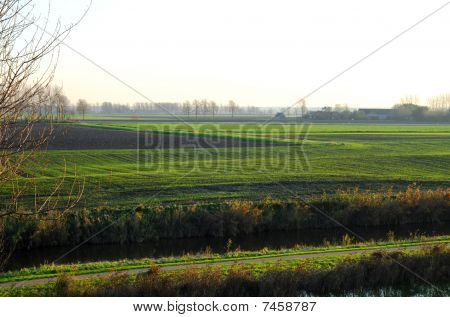 Pohled přes polder v Sluis, Nizozemsko
