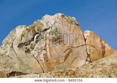 Křemenec Boulder proti obloze