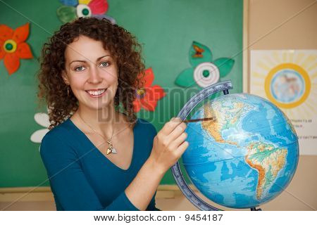 在白色的上衣在学校老师的画像。
