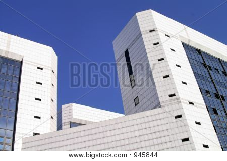 Moderní kancelářská budova (2)