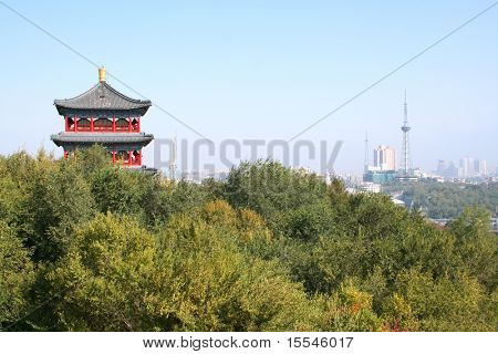 Pagoda věž na Red Mountain park v Urumqi city. Čína