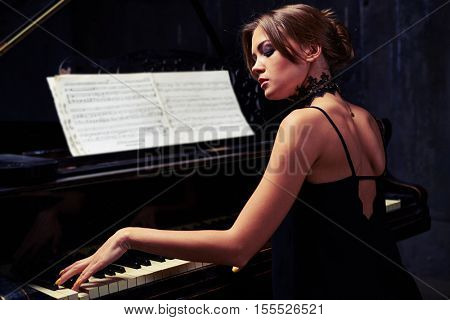 Imagen y foto Side Back View (prueba gratis) | Bigstock