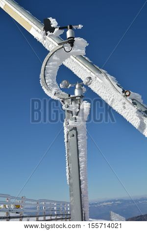 Remote meteorological wind gauge mounted on the ramp on the ski