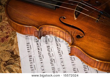 Foto di primo piano del vecchio violino Witn punteggio
