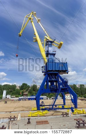 Gorodets, Russia. - June 2.2016. Blue Portal Crane With A Yellow Arrow On The Cargo Wharf In Gorodet