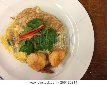 Rice Noodles With Shrimps And Vegetables Close-up On The Table, Pad Thai, Phad Thai, Asian Cuisine, 